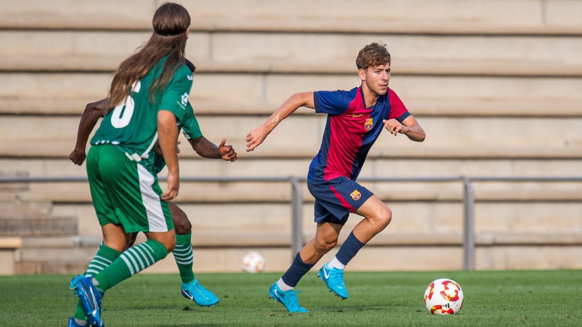 Pau Prim conduce el balón durante la pretemporada con el Barça Atlètic