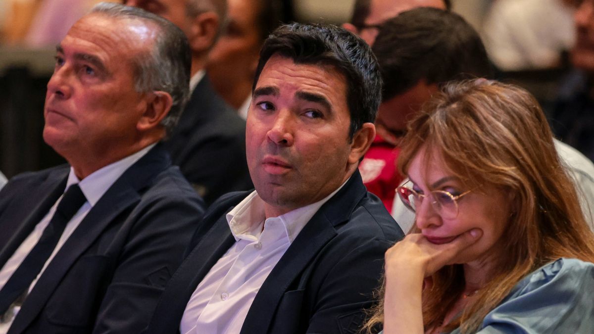 Deco en la conferencia en la que se presentó a Hansi Flick como entrenador del FC Barcelona