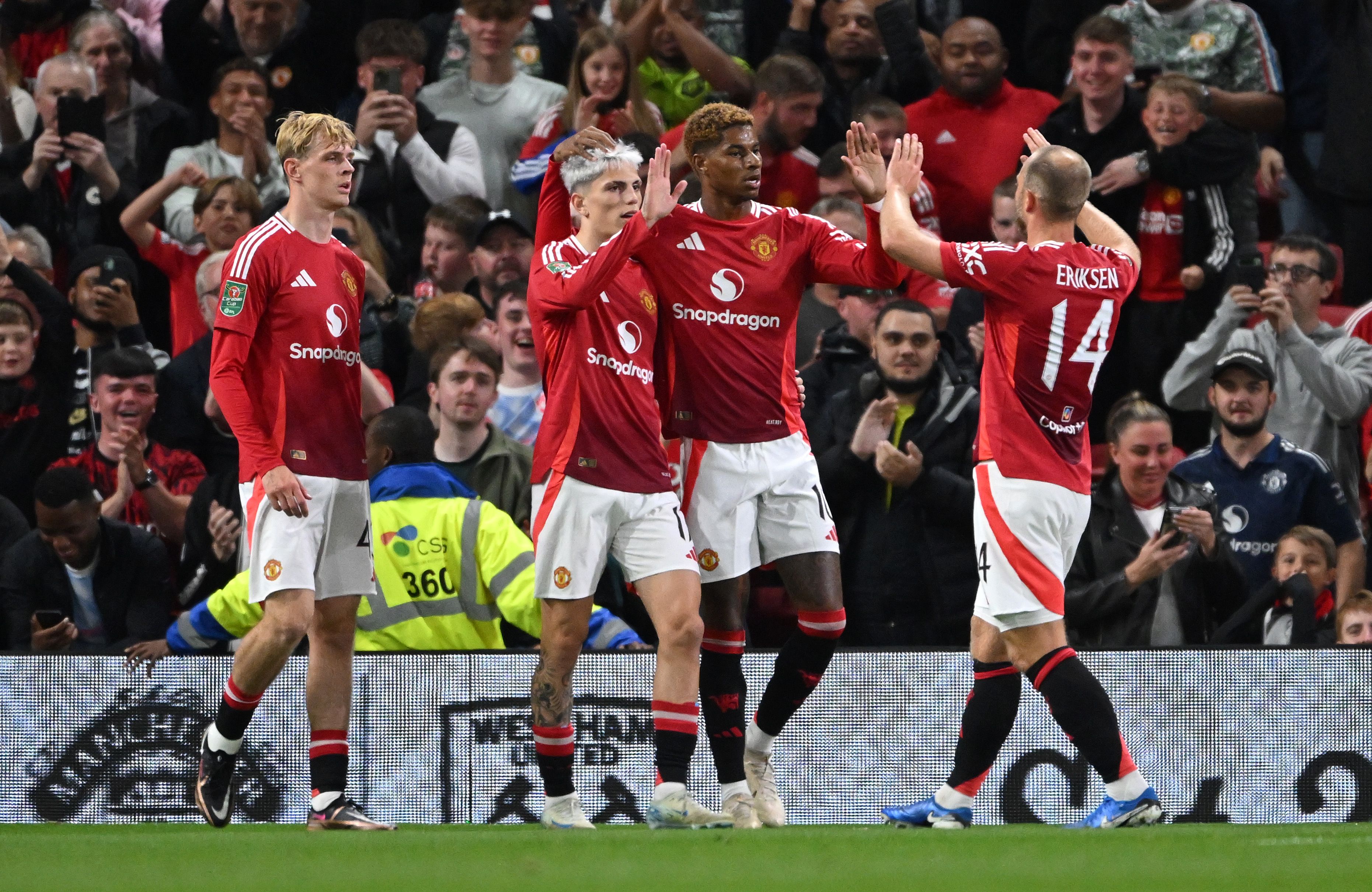 Jugadores del Manchester United festejando un gol ante el Barnsley