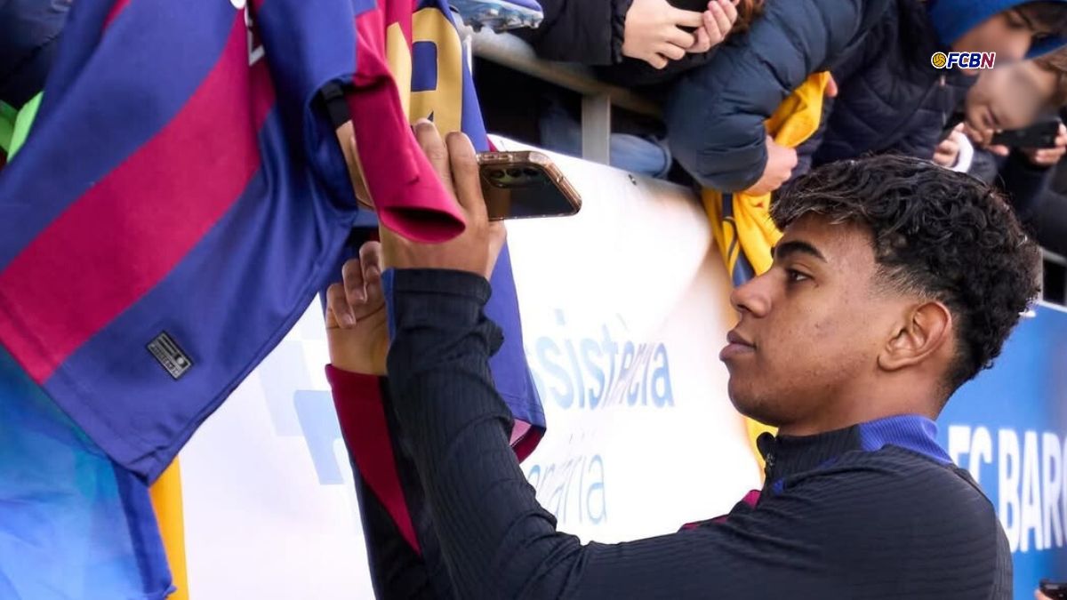 Lamine Yamal, firmando autógrafos a los aficionados culers