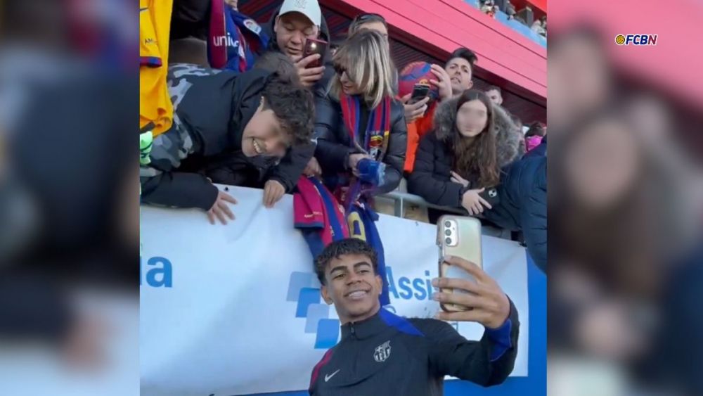 Lamine Yamal, saludando a los fanáticos del Barça