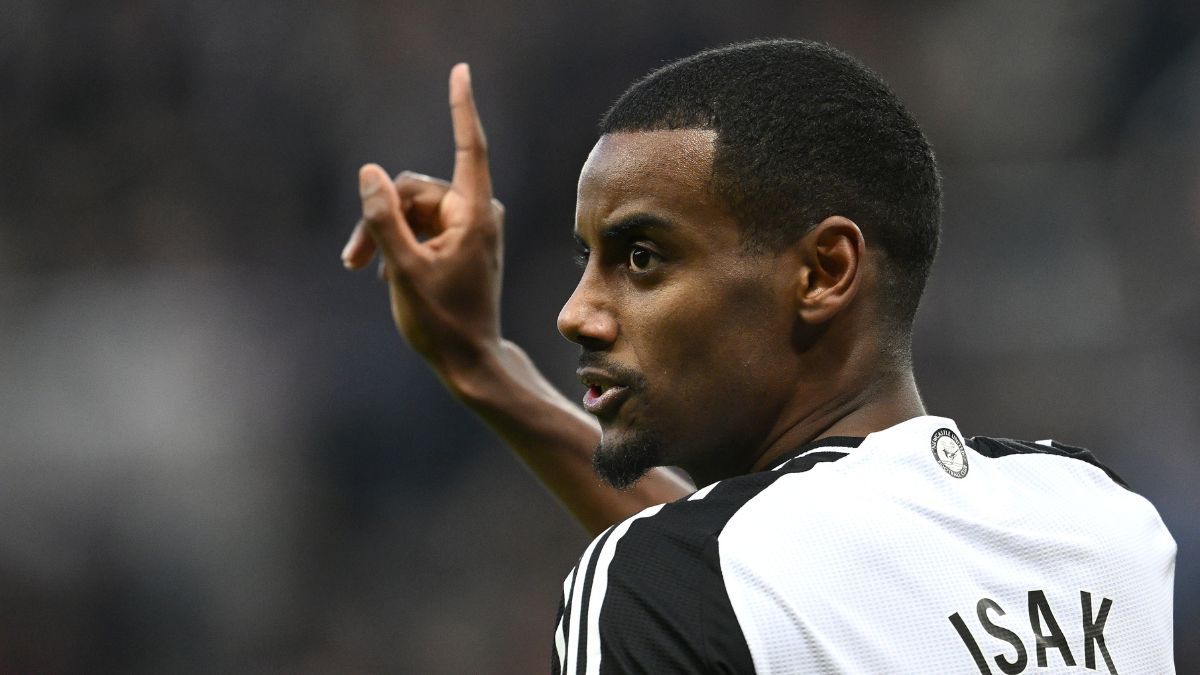 Alexander Isak en el duelo entre el Newcastle United y el Aston Villa en la Premier League 2024 25