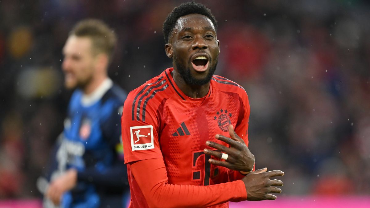 Alphonso Davies en el duelo entre el Bayern Múnich y el Heidenheim en la Bundesliga 2024-25