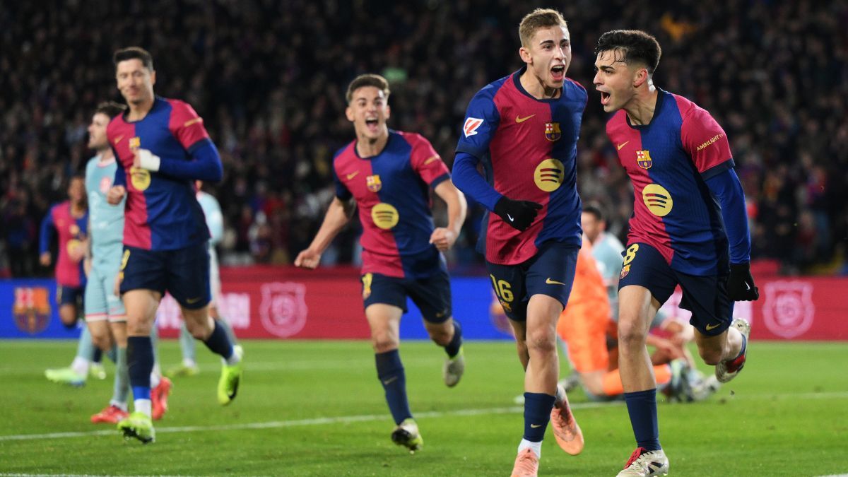 Jugadores del FC Barcelona celebrando el gol de Pedri González ante el Atlético de Madrid en LaLiga EA Sports 2024-25