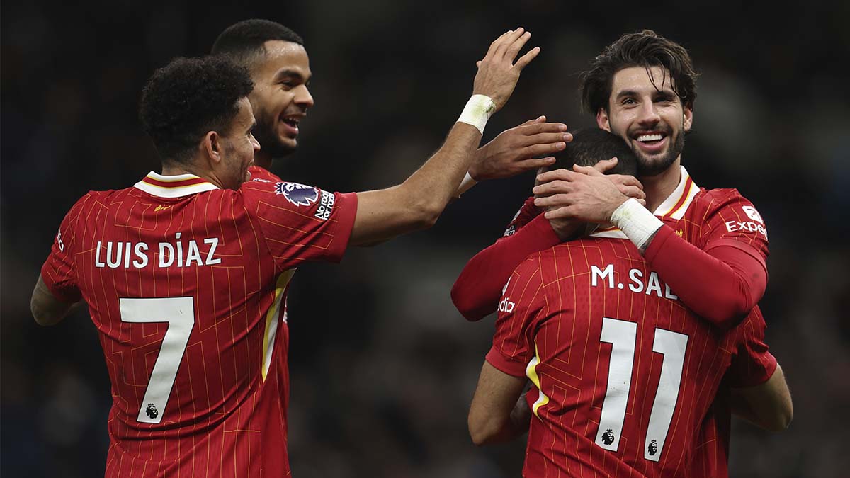 Jugadores del Liverpool festejando un gol contra el Tottenham