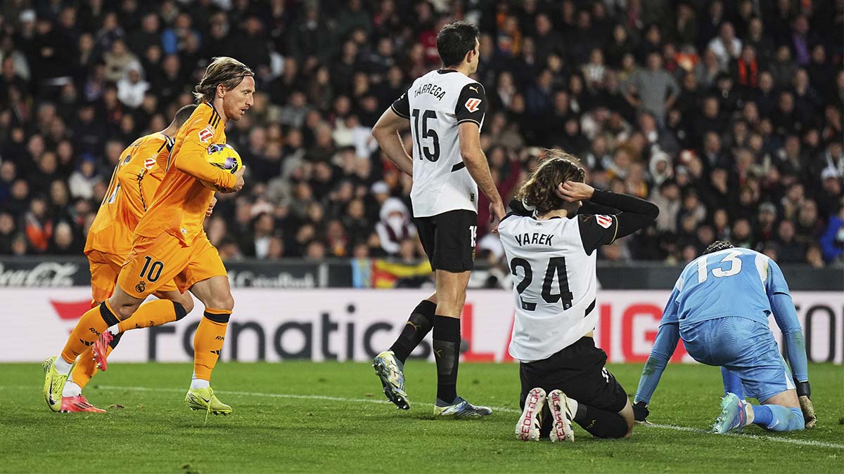 Luka Modric, festejando su gol ante el Valencia (1-2)