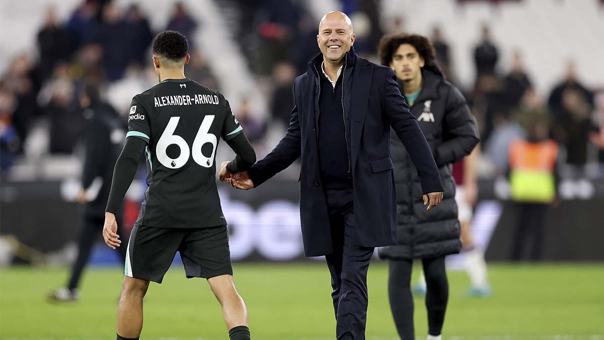 Arne Slot y Trent Alexander-Arnold