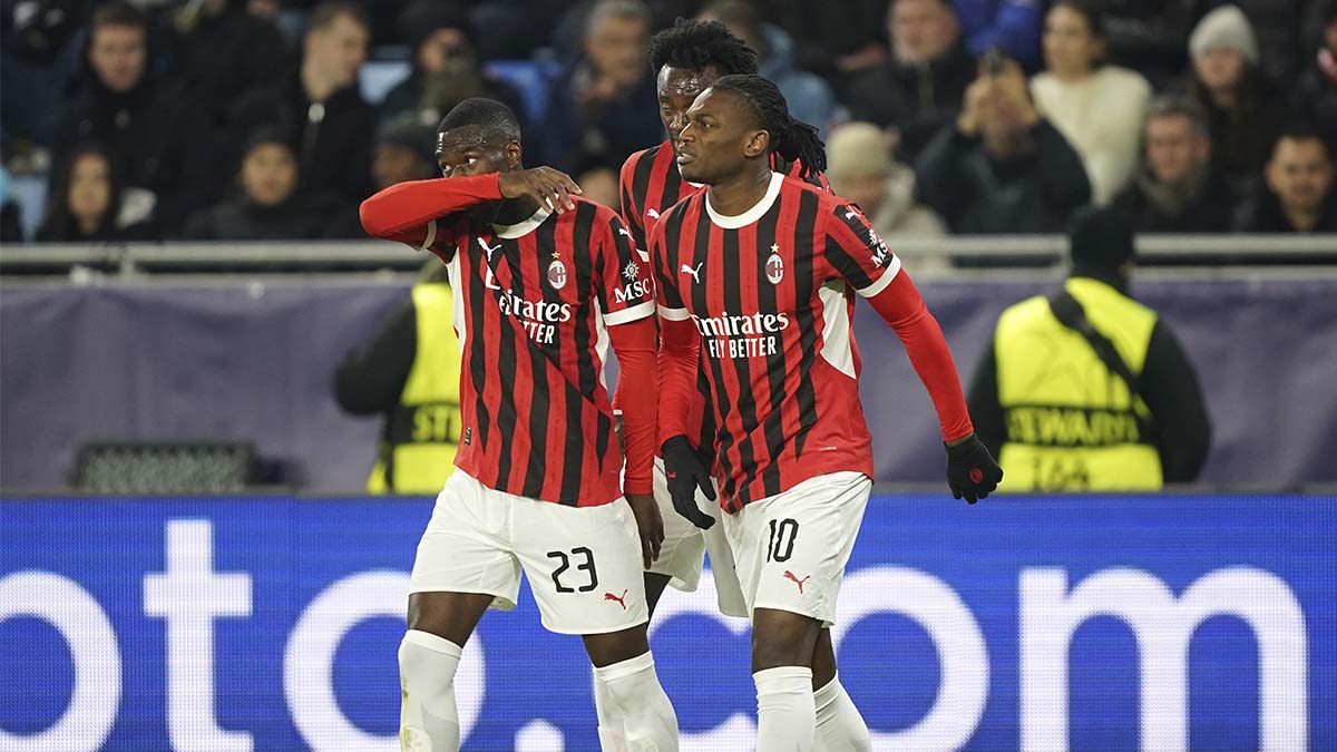 Jugadores del AC Milan festejando un gol ante el Slovan Bratislava