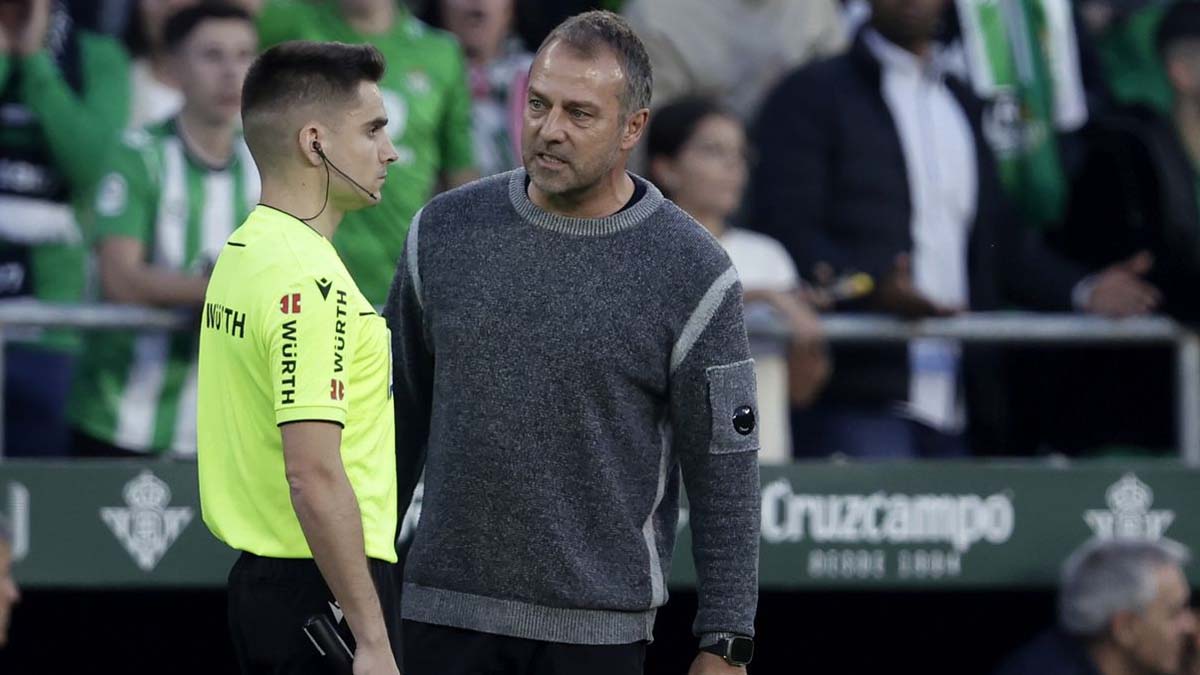 Hansi Flick habla con un juez de línea durante el Betis-Barça (2-2)