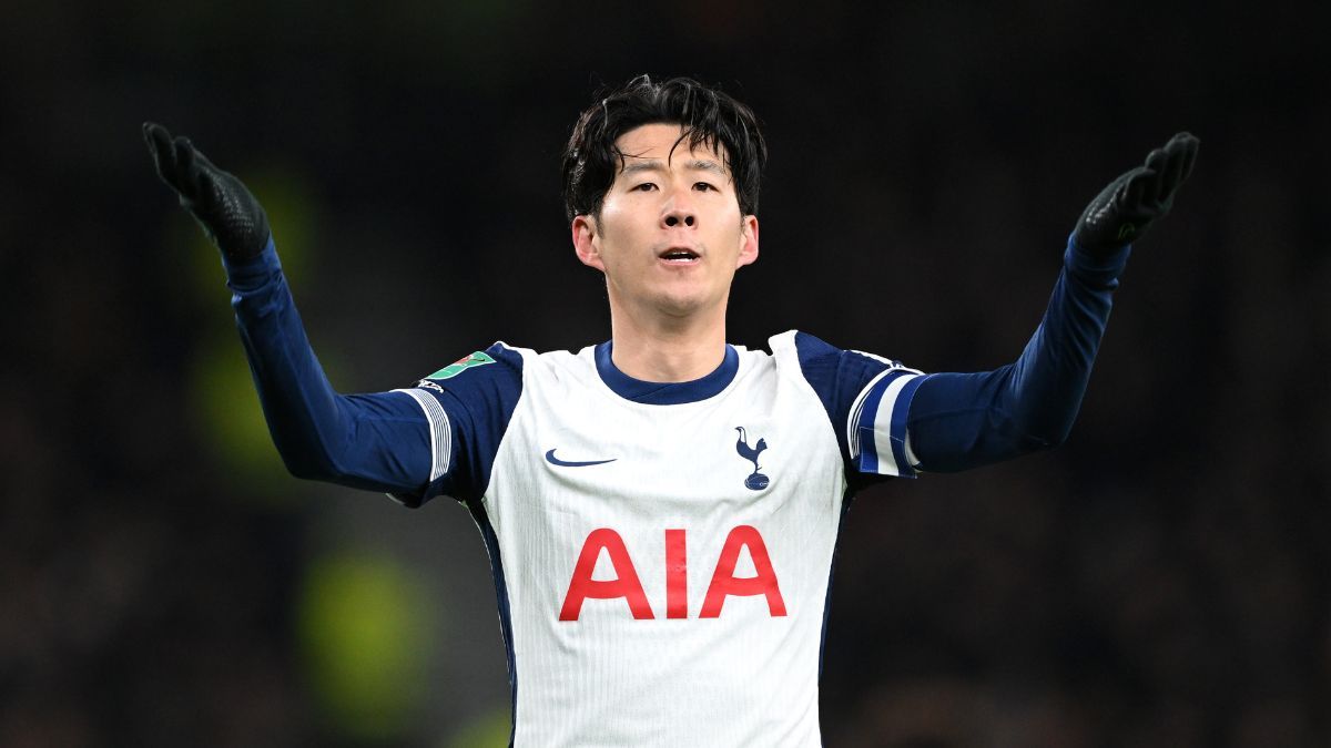 Heung Min Son en un duelo entre el Tottenham y el Manchester United en la Carabao Cup 2024 25