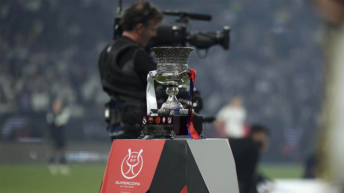 El trofeo de la Supercopa de España