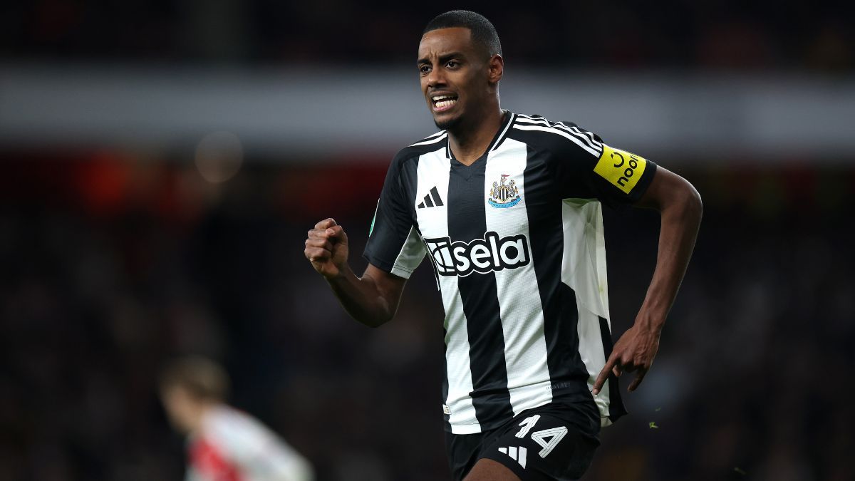 Alexander Isak en el duelo entre el Arsenal y el Newcastle en la ida de las 'semis' de la Carabao Cup 2024-25