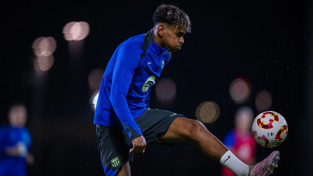 Lamine Yamal en un entrenamiento del Barça previo a la disputa de la Supercopa en España (Foto cortesía de la web del FC Barcelona   Marc Graupera)