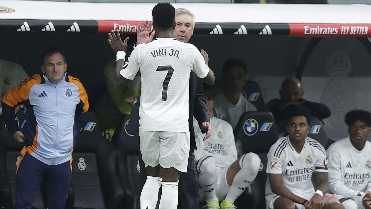 Carlo Ancelotti saludando a Vinicius Jr.