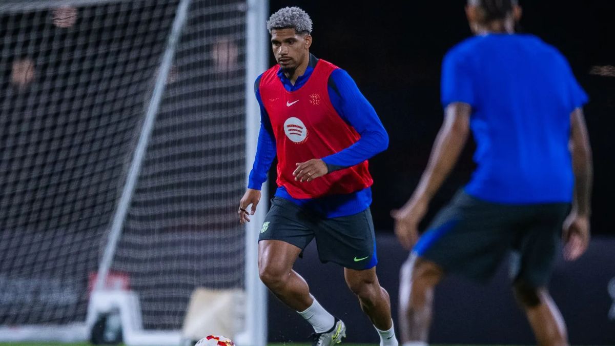 Ronald Araujo en un entrenamiento del Barça previo a la disputa de la Supercopa en España (Foto cortesía de la web del FC Barcelona   Marc Graupera)