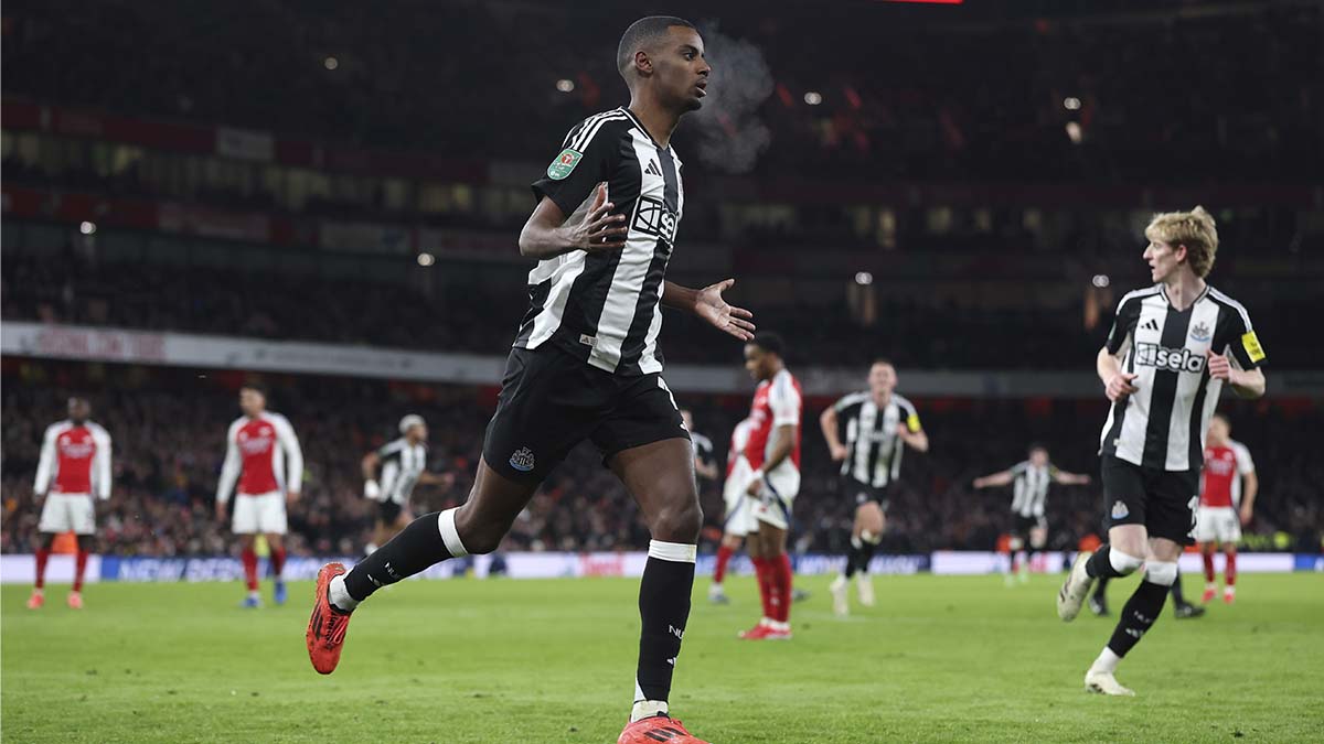 Alexander Isak festejando un gol ante el Arsenal