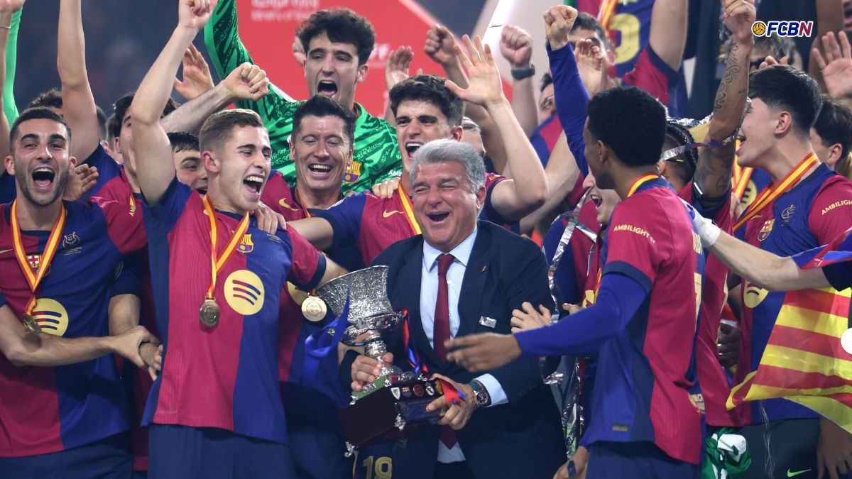 Joan Laporta y la plantilla del Barça con el trofeo de la Supercopa