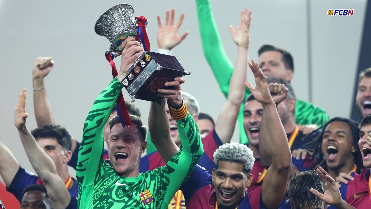 Ter Stegen, levantando el trofeo de la Supercopa de España