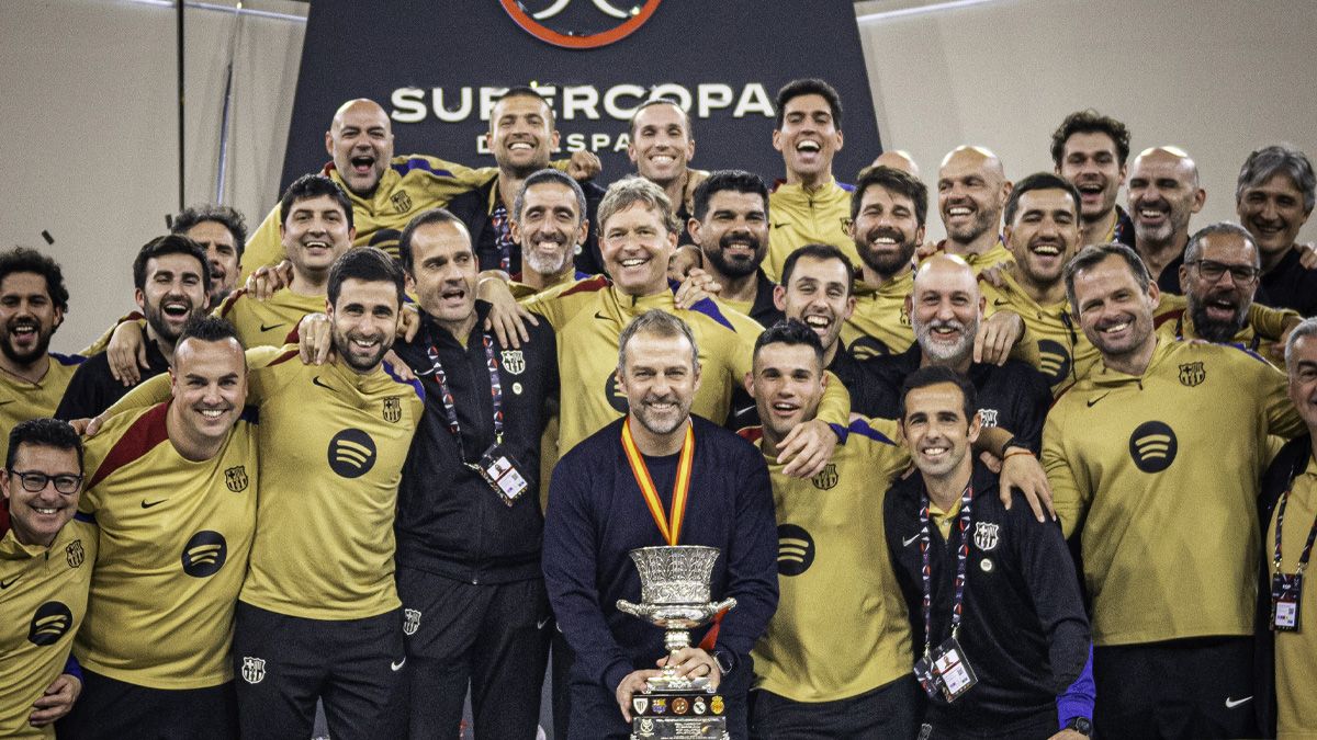 Hansi Flick y su cuerpo técnico con el trofeo de la Supercopa