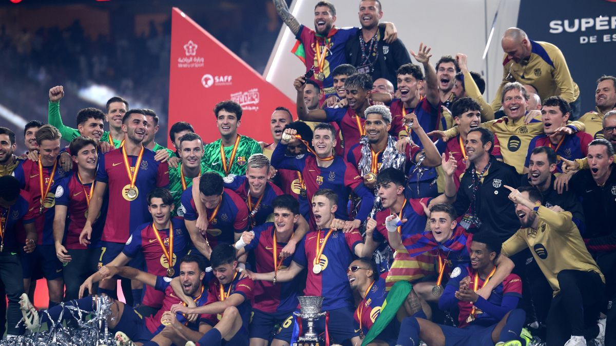 Jugadores del FC Barcelona celebrando la obtención de la Supercopa de España 2025 ante el Real Madrid