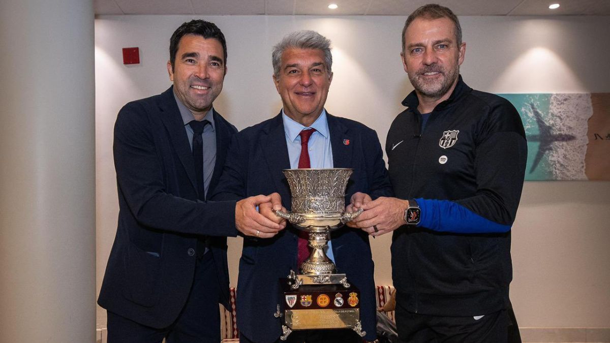 Joan Laporta, Deco y Hansi Flick alzando el trofeo de la Supercopa de España 2025. Foto cortesía del perfil del mandatario azulgrana en 'X' (@JoanLaportaFCB)