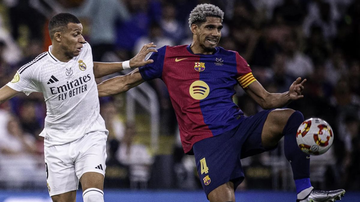 Ronald Araujo y Kylian Mbappé en el duelo entre el Real Madrid y el FC Barcelona en la Supercopa de España 2025