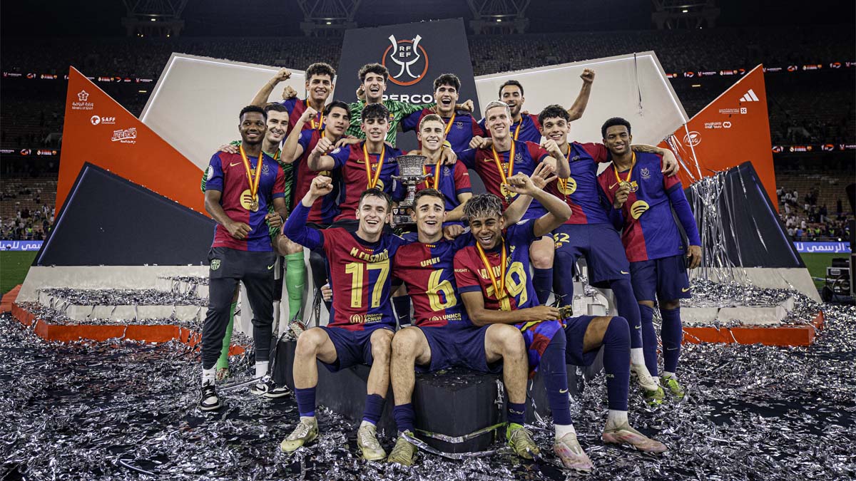 Los canteranos del Barça con el trofeo de la Supercopa