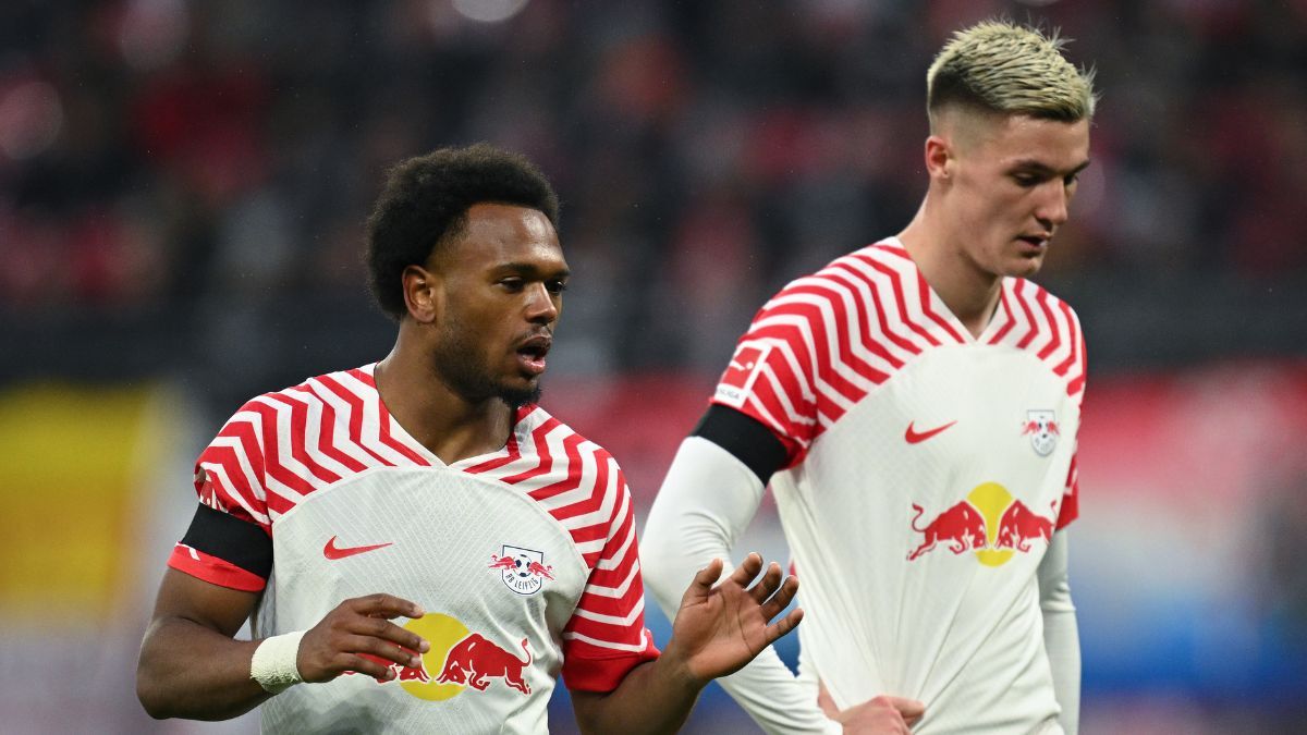 Loïs Openda y Benjamin Sesko en el duelo entre el RB Leipzig y el Eintracht Frankfurt en la Bundesliga 2023 24