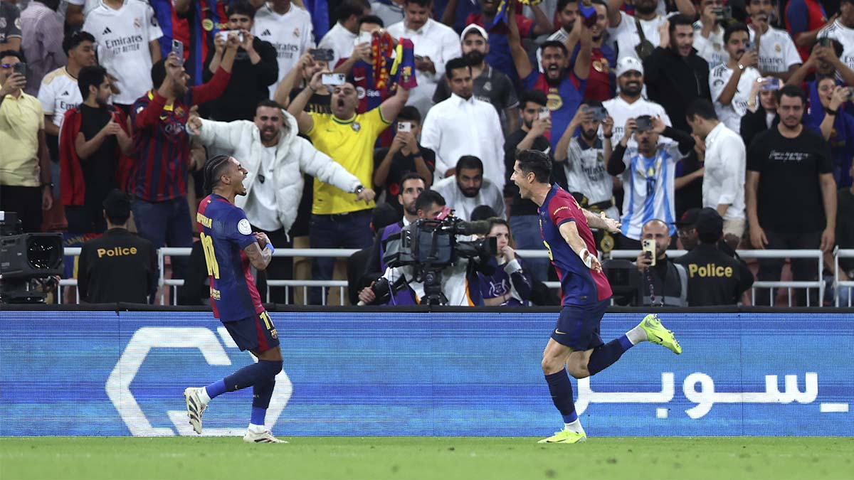 Raphinha y Lewandowski, festejando un gol ante el Real Madrid