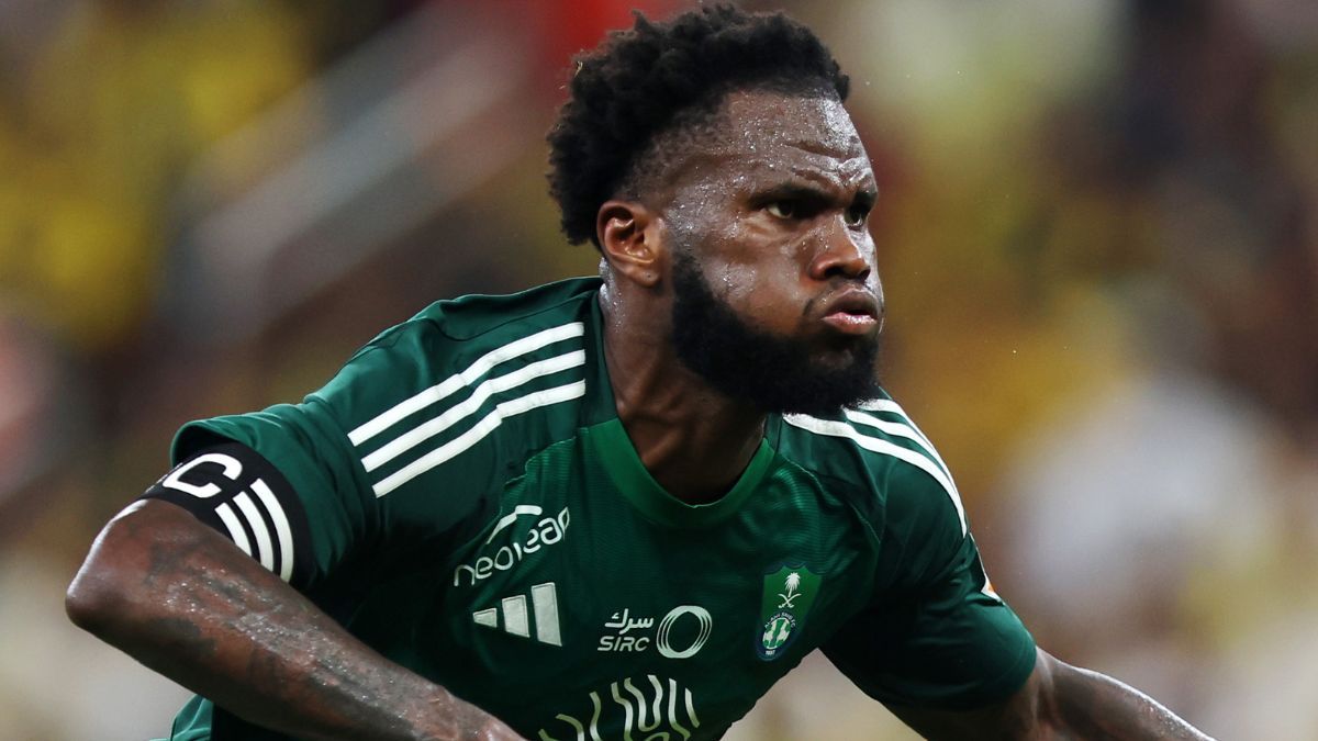 Franck Kessié en el duelo entre el Al Ittihad t el Al Ahli SPC en la Saudi Pro League