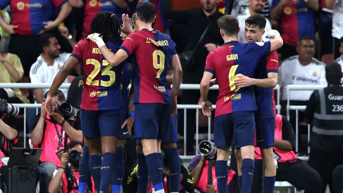 Jugadores del FC Barcelona celebrando una anotación ante el Real Madrid en la Supercopa de España 2025