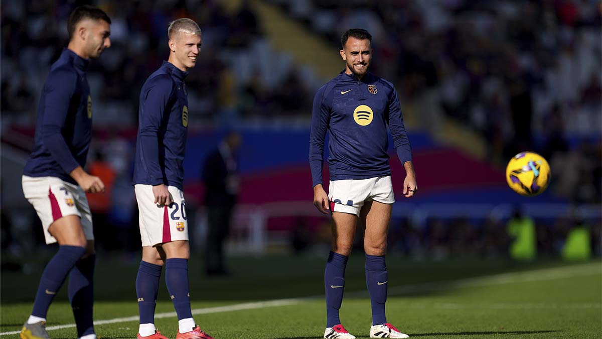 Jugadores del Barça en un calentamiento en Montjuïc