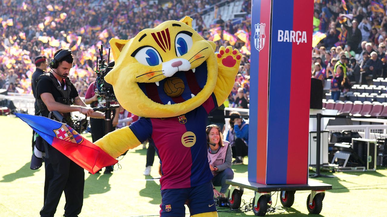 Cat saludando a la afición en su debut como mascota oficial del 125 aniversario del FC Barcelona