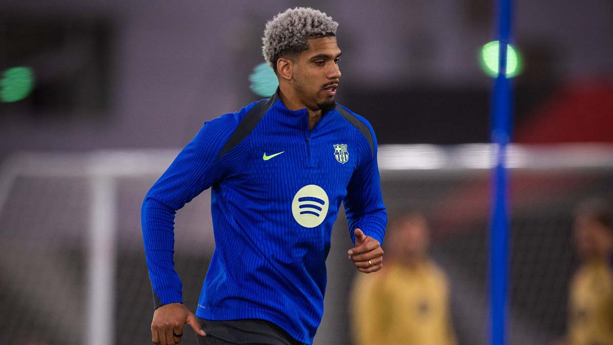 Ronald Araujo en un entrenamiento con el Barça