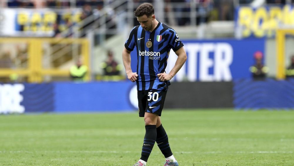 Carlos Augusto se lamenta tras la derrota del Inter contra la Roma (0-1) Carlos Augusto se lamenta tras la derrota del Inter contra la Roma (0-1)