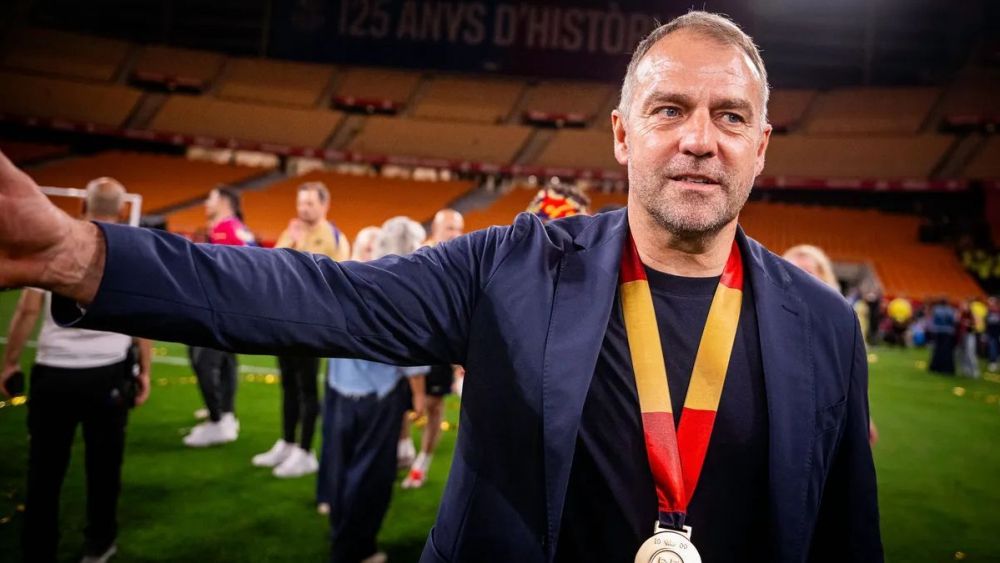 Hansi Flick con el Barça celebrando la obtención de la Copa del Rey 2024-25 Hansi Flick with Barça celebrating the Copa del Rey 2024-25 win