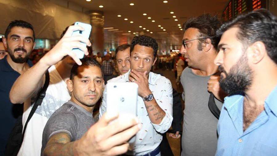 Adriano Correia, en el aeropuerto antes de fichar por el Besiktas