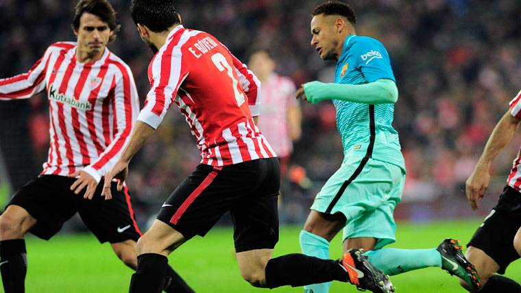 Neymar Jr, intentando marcharse de tres defensores del Athletic