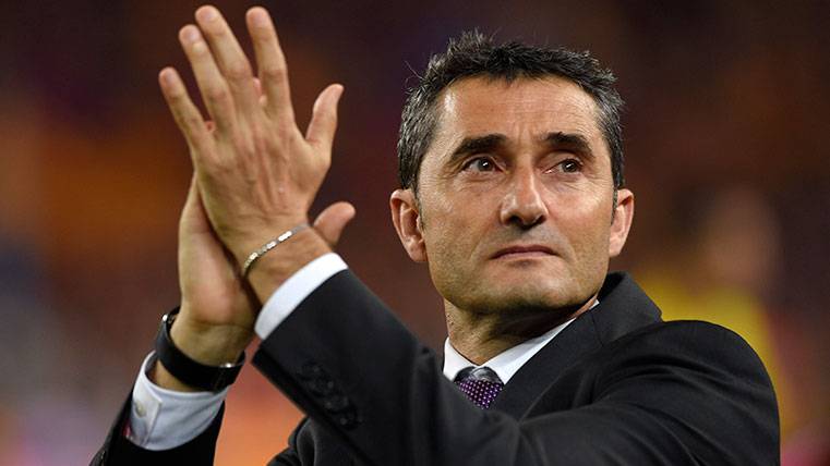 Valverde aplaude a la afición tras la victoria del Barça en la Copa del Rey