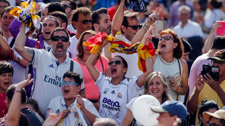 Aficionados del Real Madrid, animando a los jugadores en la Puerta del Sol