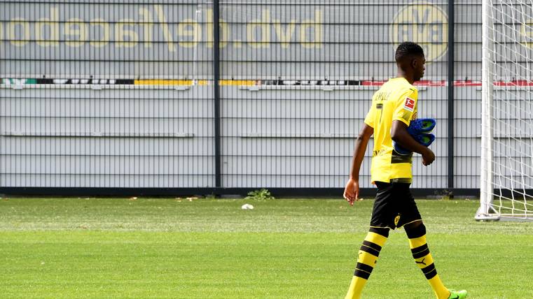 Ousmane Dembélé, marchándose tras un entreno con el Dortmund