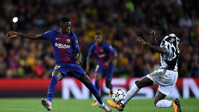 Ousmane Dembélé, luchando por un balón contra la Juventus