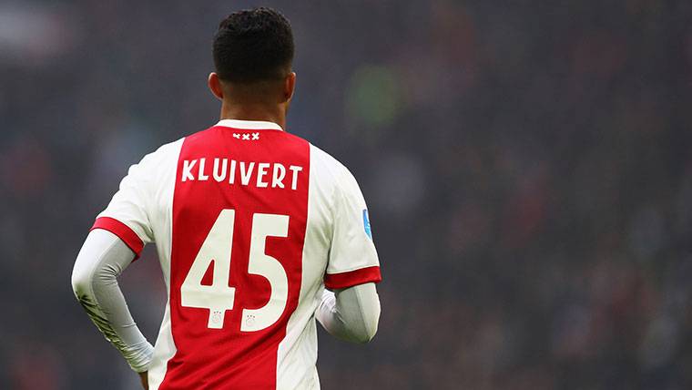 Justin Kluivert, joven delantero del Ajax de Amsterdam