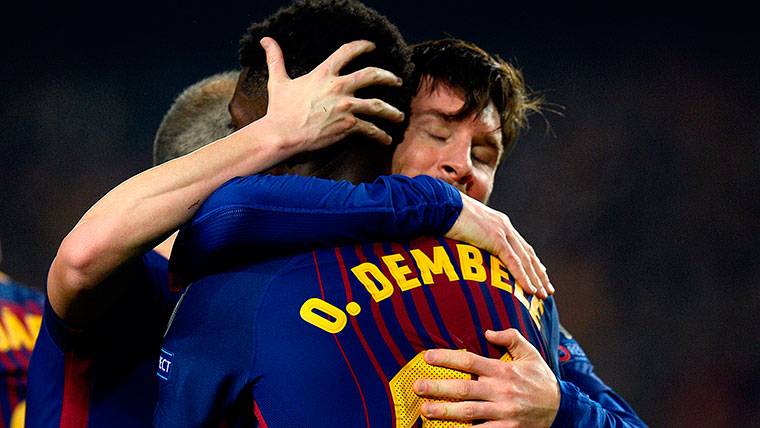 Ousmane Dembélé y Leo Messi, abrazándose en el Camp Nou