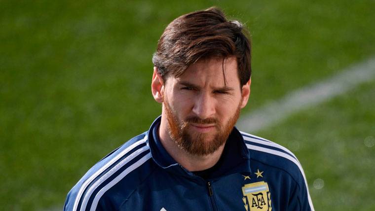 Number 10 jersey waiting for Messi, says Scaloni - Sportstar