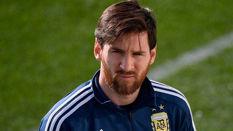 Messi's jersey will be ready if decides to play at next World Cup, says  Scaloni - TODAY