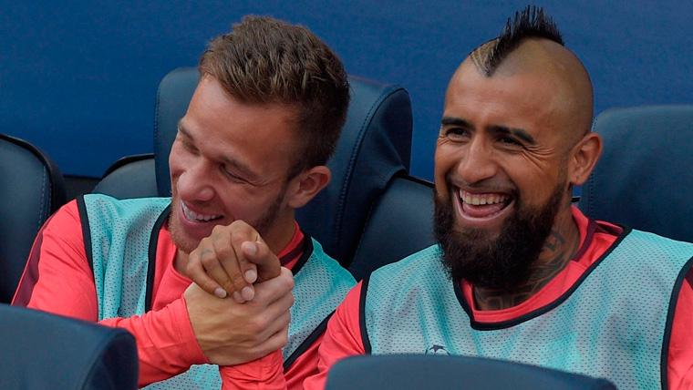 Arthur y Arturo Vidal en el banquillo del FC Barcelona