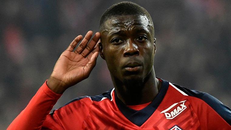 Pépé celebra un gol con el Lille